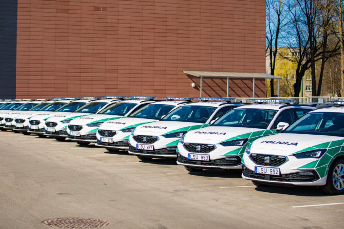 Klaipėdos apskrities vyriausiojo policijos komisariato pareigūnai netrukus į tarnybą važiuos naujaisiais „Seat Leon Sportstourer“ automobiliais.<br>Pranešėjų spaudai nuotr.