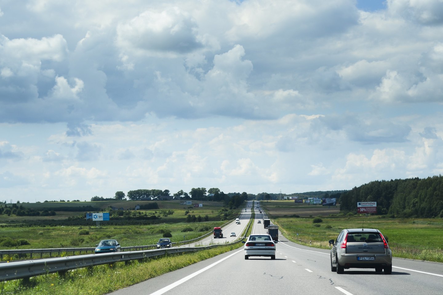Pagal Kelių eismo taisykles nuo balandžio mėn. automagistralėse ir greitkeliuose maksimalus leistinas greitis didėja.<br>J.Stacevičiaus nuotr.