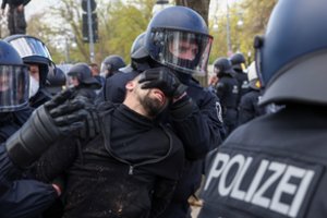 Vokietijos parlamentas pritarė ginčijamoms viruso kontrolės įstatymo pataisoms