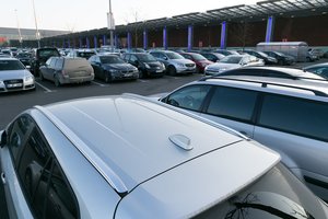 Prekybos centrų automobilių aikštelės vėl pilnos – ką svarbu prisiminti vairuotojams