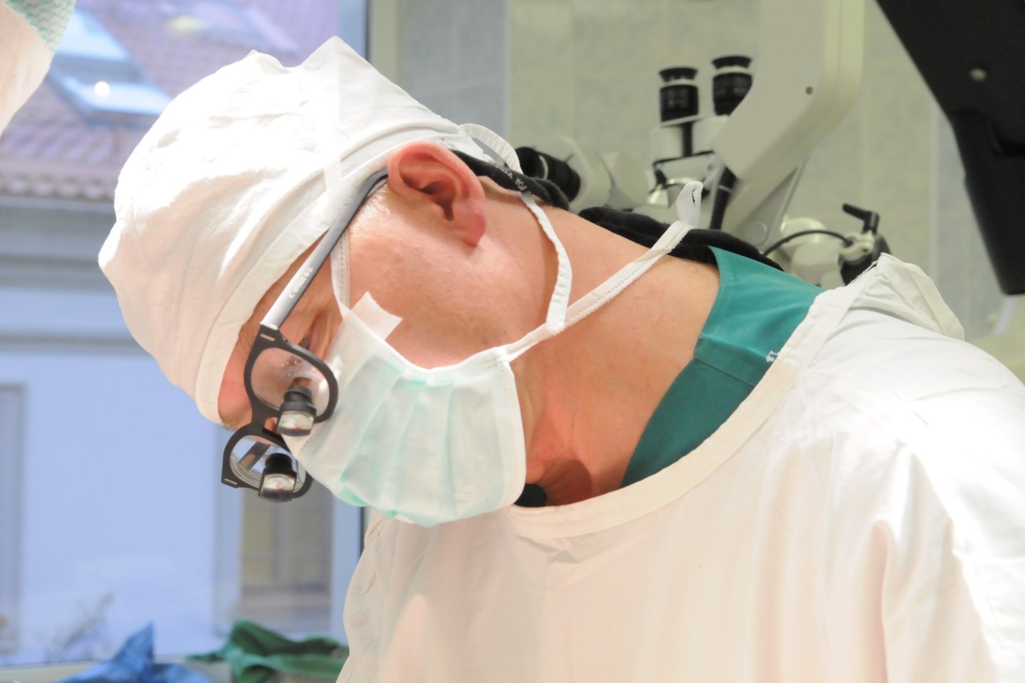 Profesorius Kęstutis Vitkus operacijos metu.<br>Petro Katauskio nuotr.