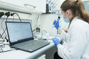 Lietuviai kuria inovatyvų prietaisą koronavirusui ir jo mutacijoms nustatyti