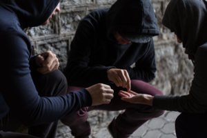 Lietuvos tarnybos skelbia apie nelegaliai platinamas gyvybei itin pavojingas „Tesla“ tabletes