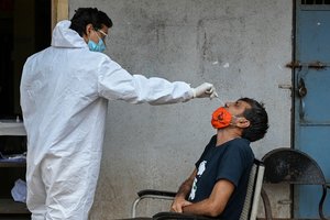 Indijoje aptikta trigubos mutacijos koronaviruso atmaina