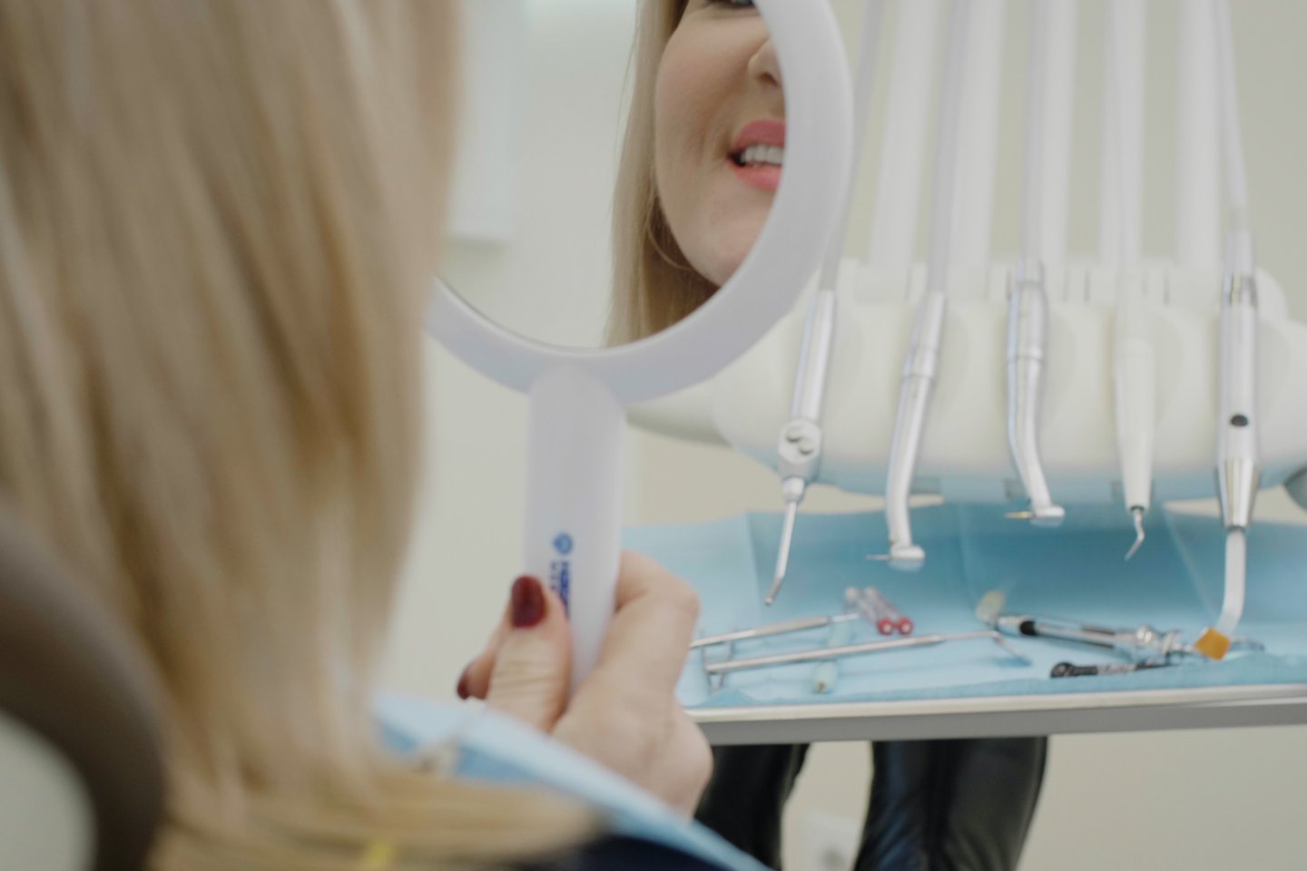 Gydytojai ėmėsi pildyti moters svajonę – sutaisyti seniai estetinę išvaizdą praradusius dantis bei atkurti kramtymo funkciją.<br>CLINIC|DPC nuotr.
