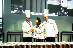 Konditerininkės rankose šokoladas virsta saldžiais stebuklais