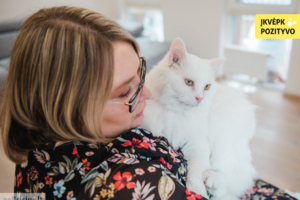 Purviną, susivėlusį ir ligotą katinėlį išgelbėjo nuo šalčio ir alkio: dabar jis namų princas Toras