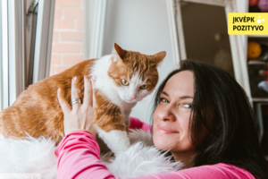 Į sodybą atklydęs iš bado nusilpęs katinėlis užkariavo Dinaros širdį: sako, „ryžas“ ateina ir neišeina