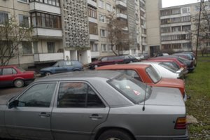 Seimas sugriežtino atsakomybę už nenaudojamų automobilių laikymą kiemuose