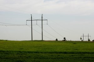 Prasidėjus pavasario darbymečiui žemės ūkio technika kliudo elektros atramas