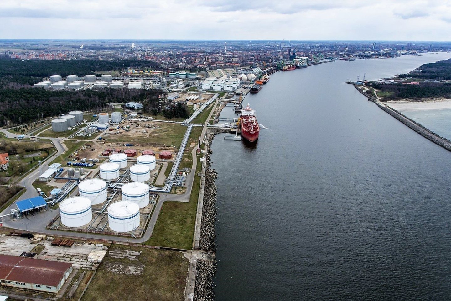 "Naftos grupė" rusiškais produktais aprūpindavo uoste veikiančią valstybės įmonę "Kaipėdos nafta".<br> V.Ščiavinsko nuotr.