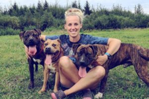 Šuniukų fėja iš Žemaitijos gelbėja, ką tik gali: jos namuose meilę rado niekam nereikalingi arkliai, avinas bei triušis