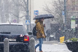 Kelių dangos daugiausia drėgnos, vietomis – šlapios, visoje šalyje – krituliai