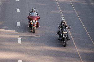 Atskleidė, kodėl motociklininkai spūstyje važiuoja tarp automobilių: pasirodo, tam yra rimta priežastis