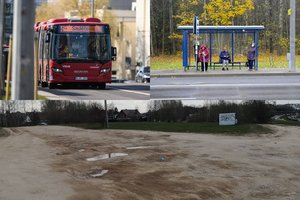 Iškėlę klausimus dėl gatvės asfaltavimo ir stotelės įrengimo gyventojai sulaukė pasiūlymų problemas išsispręsti patiems