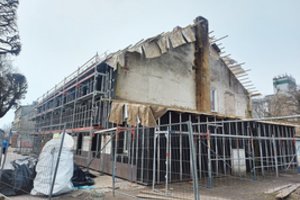 Šimtametį daugiabutį renovavę statybininkai kretingiškiams buvo atviri: „Degsit dar dešimtis kartų“