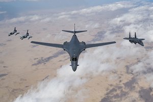 Legendiniai JAV bombonešiai išeina į pensiją – bet tai nėra pabaiga