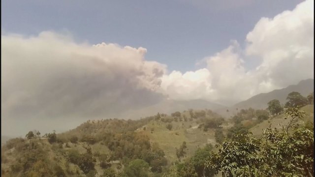 Sent Vinsento saloje neseniai išsiveržęs ugnikalnis nerimsta – vėl fiksuojamas aktyvumas