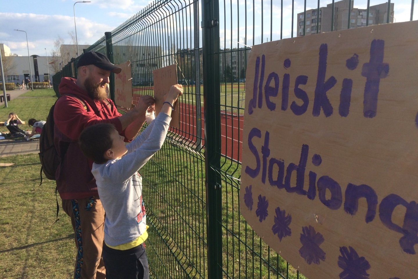  Pilaitės vaikai ir jaunuoliai prašo, kad M.Mažvydo progimnazijos stadionas būtų prieinamas visiems.<br> T.Kurapkaičio nuotr.