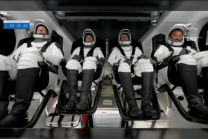 „SpaceX“ išsiuntė į TKS trečią savo pilotuojamą misiją