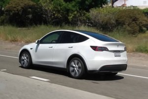 „Tesla“ atskleidė, kaip dažnai dega jų automobiliai – nesulyginami skaičiai su įprasta statistika