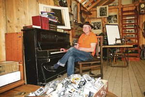 Kolekcininko sodyboje – tūkstančiai senovinių fotoaparatų, objektyvų, didintuvų