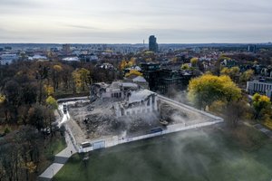 Darbai nejuda, kaina pučiasi, Vyriausybė pinigų neduoda: su trenksmu pristatyta koncertų salė lieka brėžiniuose 