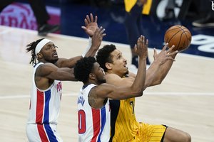 Be skausmus jaučiančio D. Sabonio „Pacers“ palaužė „Pistons“, o „Mavericks“ vėl įkirto be L. Jameso esančiai „Lakers“