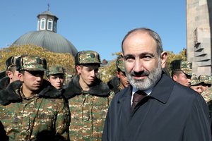 Prieš pirmalaikius rinkimus atsistatydina Armėnijos premjeras