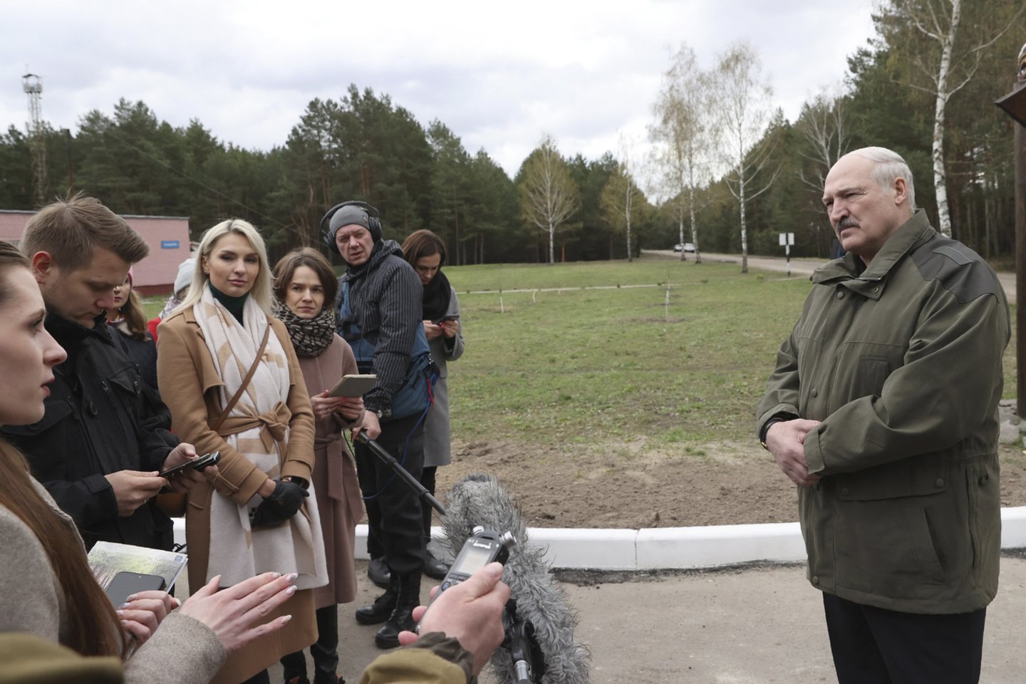 Šeštadienį A. Lukašenka apsilankė Poleskio radiaciniame-ekologiniame draustinyje, kur atsakė į žurnalistų klausimus apie valdžios atskleistą sąmokslą.<br>AP/Scanpix nuotr.