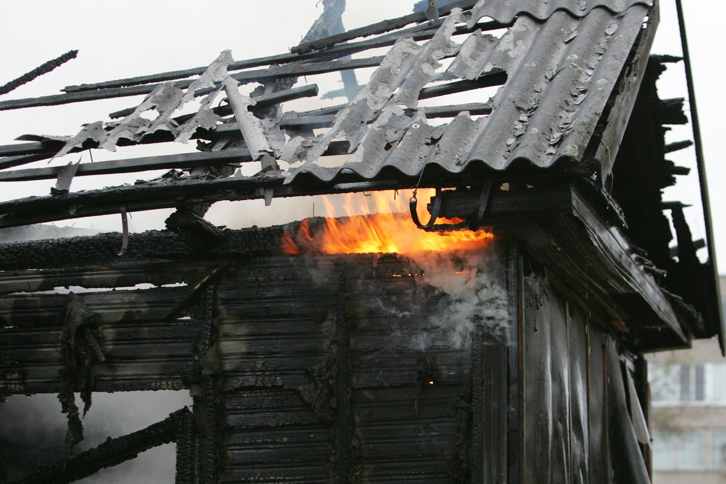 Marijampolės ugniagesiai gesino degantį namo stogą.<br>V.Balkūno asociatyvi nuotr.