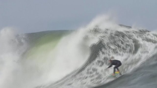 Pasigrožėkite kvapą gniaužiančiais vaizdais: pasaulio čempionas skrodžia milžiniškas bangas