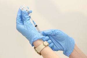 Iranas pradėjo savo serijinę nuosavos vakcinos nuo COVID-19 gamybą