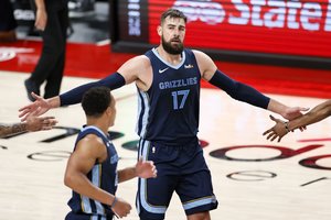 Sveikas ir taiklus: J. Valančiūnas savo sugrįžimą paženklino tritaškių salve Portlande