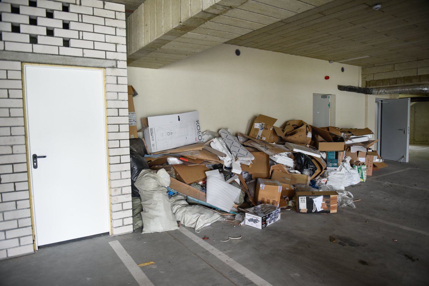 šiukšlės garaže, šiukšlės, atliekos, garažas, popierius, kartonas, popieriaus atliekos<br>D.Umbraso nuotr.