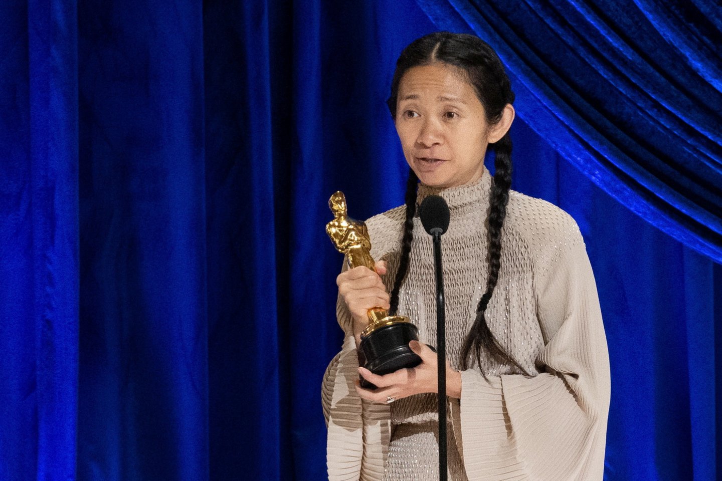 Chloe Zhao paskelbta geriausia režisiere ir pelnė Oskarą už KLAJOKLIŲ ŽEMĘ.<br>A.M.P.A.S./ Scanpix nuotr.