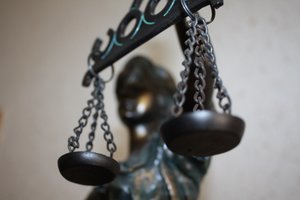 Kaltu pripažintas policijos pareigūnas, pataikavęs neblaiviam pažįstamam vairuotojui