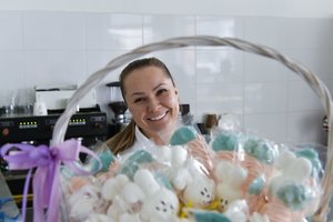 Iš Minsko grįžusi į Visaginą ėmė prekiauti savais kepiniais – pirmieji pirkėjai vitrinas iššlavė per 40 minučių