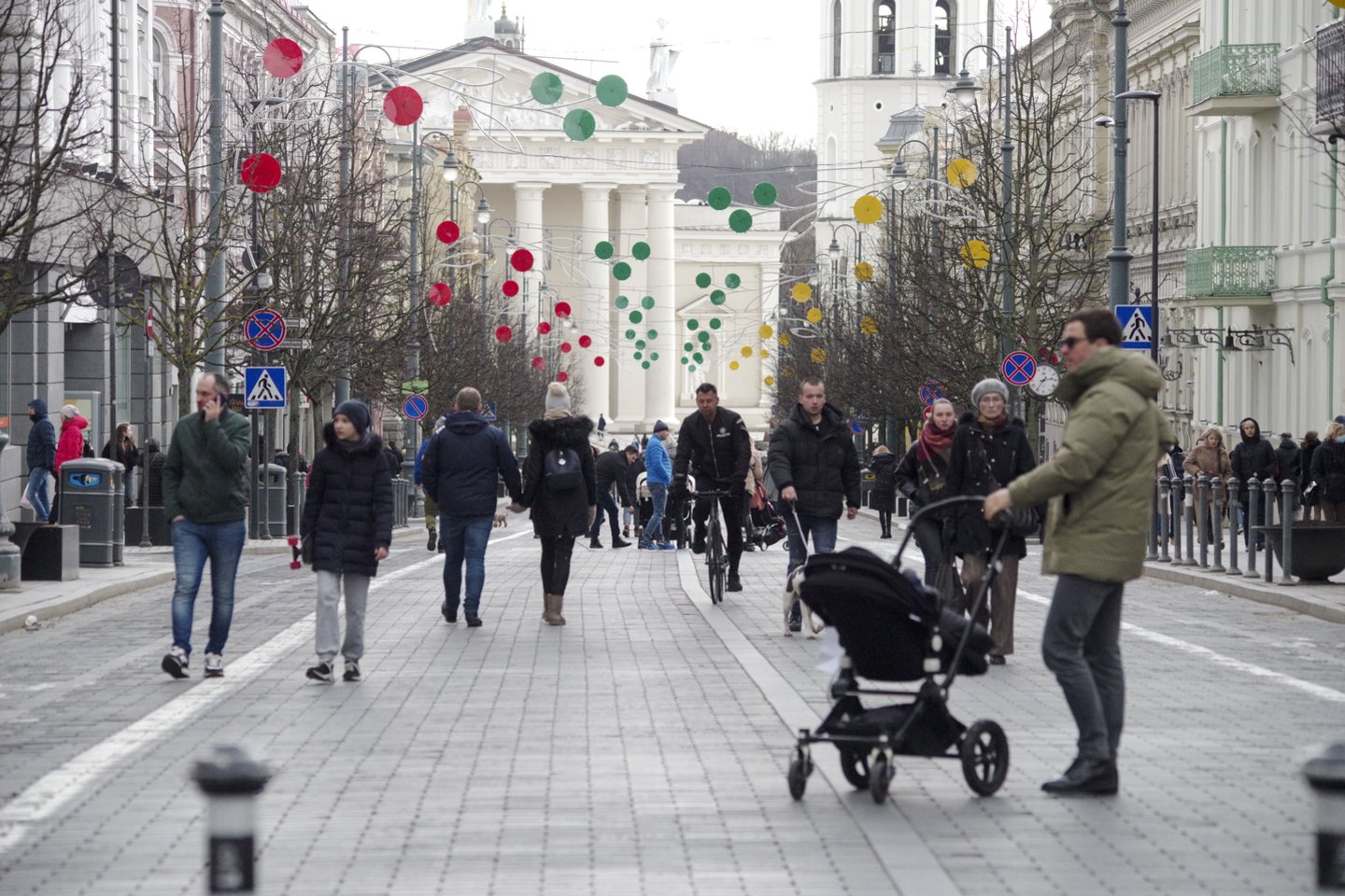 Vilnius,gatvėse žmonės,koronavirusas,pavasaris,orai, šeima, tėvystė, išmokos, kūdikis, karantinas, gatvė, miestas<br>V.Ščiavinsko nuotr.