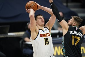 Kelionių nuovargis: J. Valančiūnas nenustūmė N. Jokičiaus, o „Grizzlies“ nepralaužė „Nuggets“ gynybos