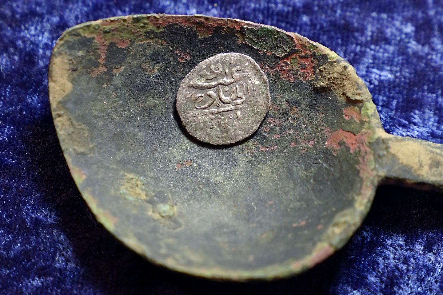  Sauja arabiškų sidabrinių monetų, rastų Naujojoje Anglijoje (JAV), gali būti paskutinės išlikusios istorijoje žinomiausio piratų užpuolimo relikvijos.<br> AP / Scanpix nuotr.