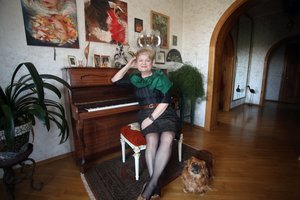 Praeityje garsi solistė, atskirta nuo teatro, jaukinasi kitą mūzą 