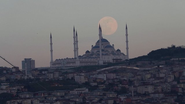Stambulo panoramą nušvietė supermėnulis – miestą apgaubė paslaptinga atmosfera