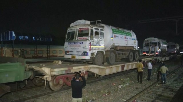 Į Naująjį Delį atvyko traukinys „Oxygen Express“: atgabeno taip trūkstamą deguonį