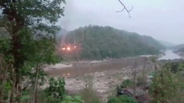 Įtampa kyla: Mianmare netoli sienos su Tailandu deginami laužai, girdėti šūviai