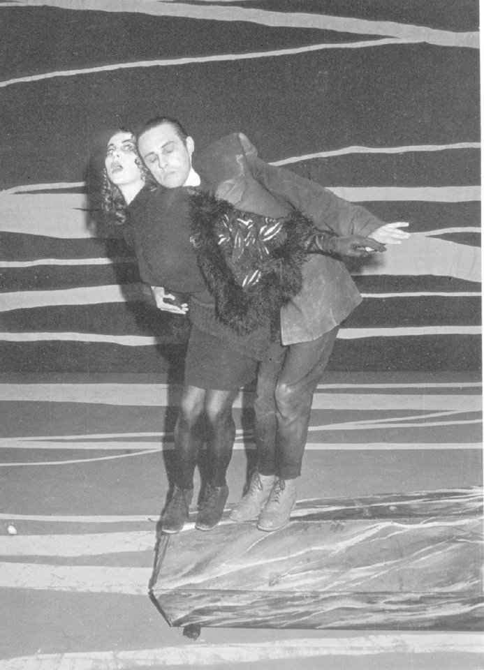 E.Mikulionytė ir A.Sakalauskas spektaklyje „Senė“, 1992 m. <br> I.Glaesmerio nuotr.