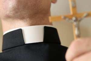 Siaubingas absurdas: paauglę suviliojęs kunigas į kalėjimą gali nepatekti, nes „tai buvo pirma moteris“