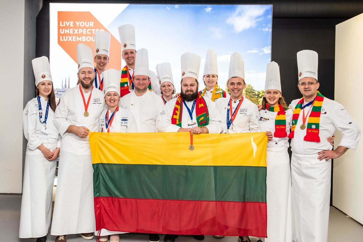 Pernai iš pasaulio kulinarijos olimpiados konditerininkė D.Valentienė grįžo su aukso medaliu.<br> Nuotr. iš asmeninio albumo.