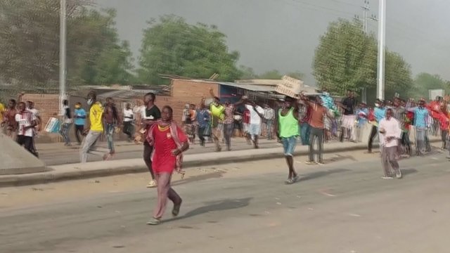 Čade tūkstančiai žmonių protestuoja prieš karinę tarybą: per užpuolimą nužudė moterį