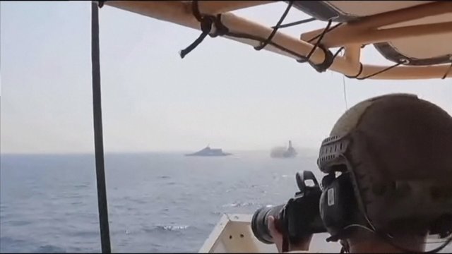 JAV karinės jūrų pajėgos paleido įspėjamuosius šūvius prie jų priartėjus Irano laivams